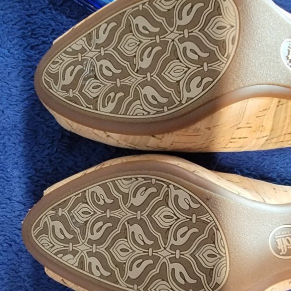 Sofft Tan Cork open toe shoe with a 2 in heal and Gold accents Size 6.5m - Picture 6 of 10